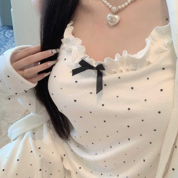 3-djelni set pidžame s topom na bretele s volanima, kardigan i hlače – japanski minimalistički kućni outfit, proljeće–jesen