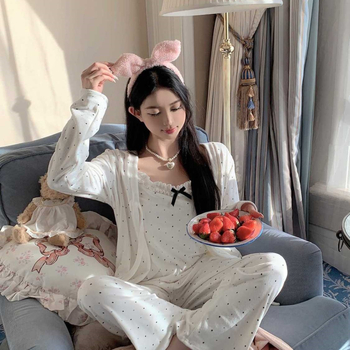 3-djelni set pidžame s topom na bretele s volanima, kardigan i hlače – japanski minimalistički kućni outfit, proljeće–jesen