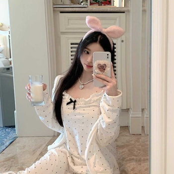 3-djelni set pidžame s topom na bretele s volanima, kardigan i hlače – japanski minimalistički kućni outfit, proljeće–jesen