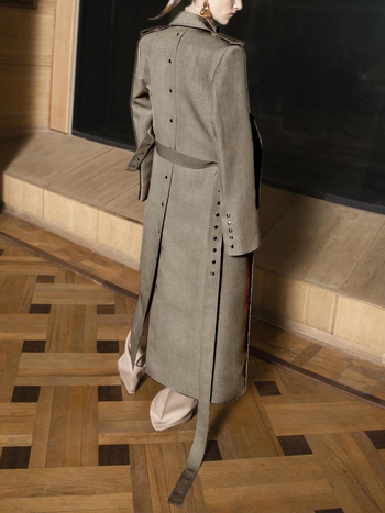 Duga ženska jakna u britskom stilu s reverom i remenom; mješavina poliestera i pamuka, panelni dizajn, dugi rukavi, jesen 2025