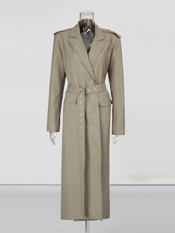 Duga ženska jakna u britskom stilu s reverom i remenom; mješavina poliestera i pamuka, panelni dizajn, dugi rukavi, jesen 2025