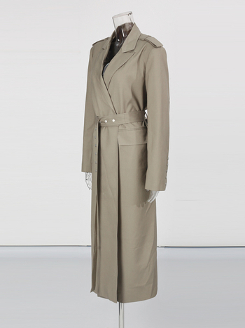 Duga ženska jakna u britskom stilu s reverom i remenom; mješavina poliestera i pamuka, panelni dizajn, dugi rukavi, jesen 2025