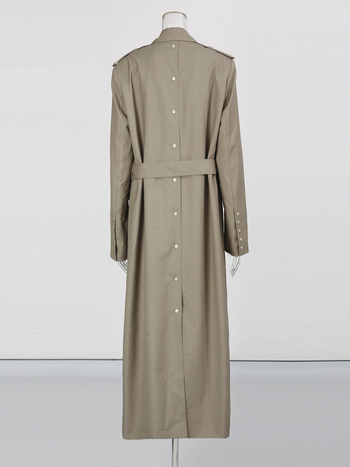 Duga ženska jakna u britskom stilu s reverom i remenom; mješavina poliestera i pamuka, panelni dizajn, dugi rukavi, jesen 2025