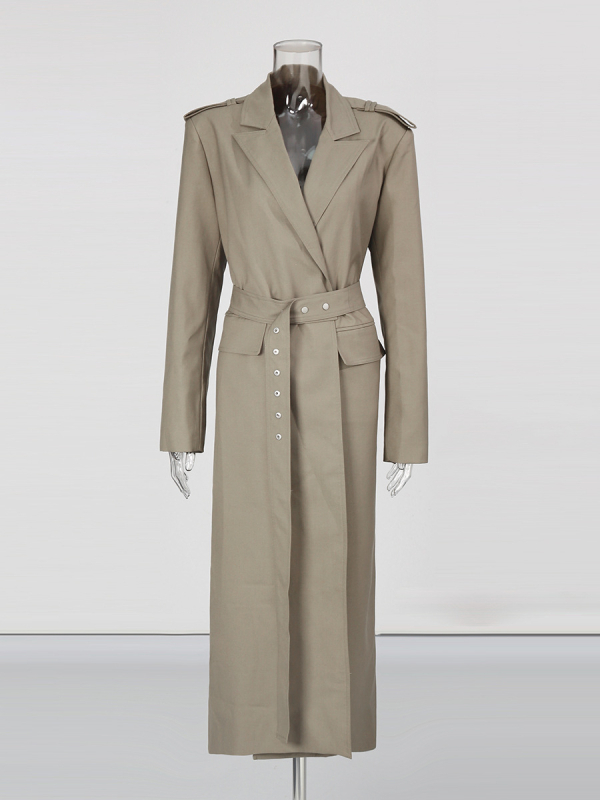 Duga ženska jakna u britskom stilu s reverom i remenom; mješavina poliestera i pamuka, panelni dizajn, dugi rukavi, jesen 2025