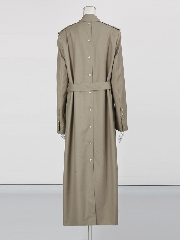 Duga ženska jakna u britskom stilu s reverom i remenom; mješavina poliestera i pamuka, panelni dizajn, dugi rukavi, jesen 2025