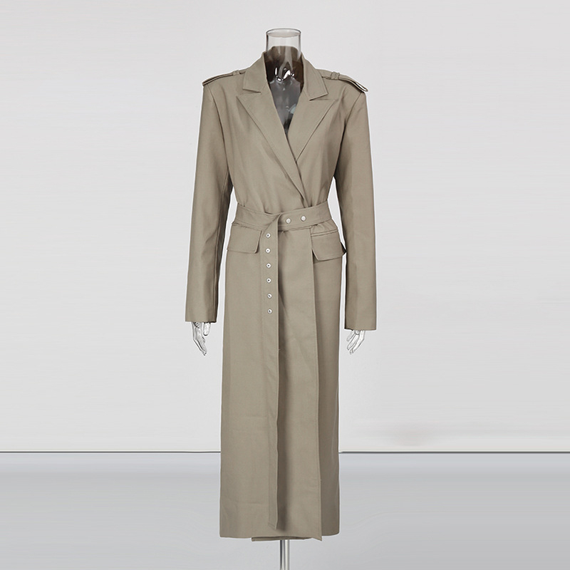 Duga ženska jakna u britskom stilu s reverom i remenom; mješavina poliestera i pamuka, panelni dizajn, dugi rukavi, jesen 2025