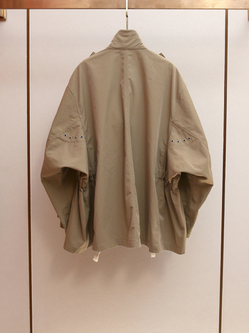 Női windbreaker dzseki álló gallérral, húzózsinórral és cipzáras záródással — poliészker, lazán szabott