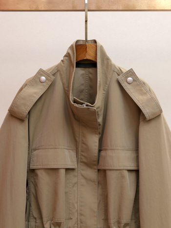 Női windbreaker dzseki álló gallérral, húzózsinórral és cipzáras záródással — poliészker, lazán szabott