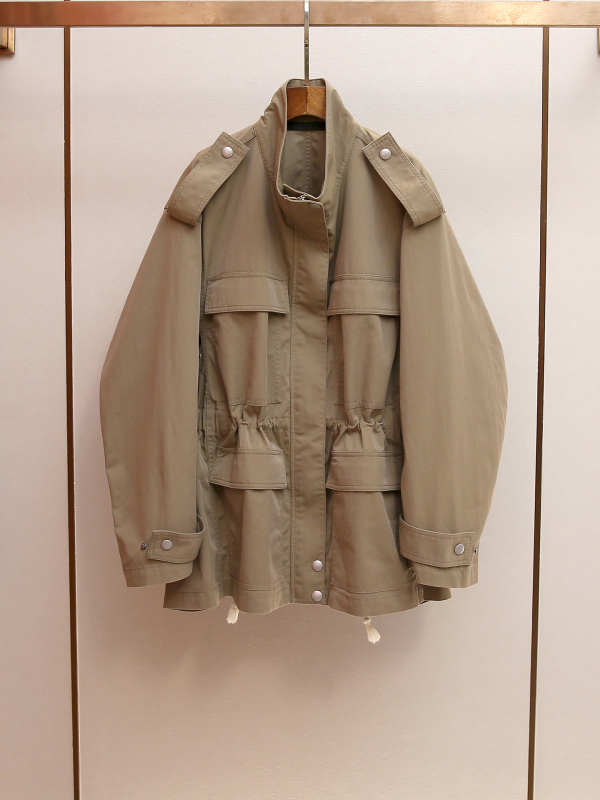 Női windbreaker dzseki álló gallérral, húzózsinórral és cipzáras záródással — poliészker, lazán szabott