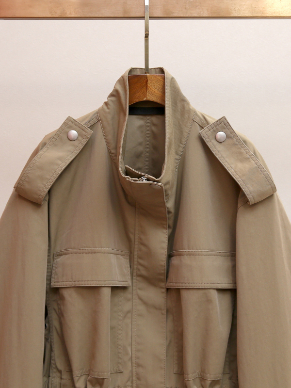 Női windbreaker dzseki álló gallérral, húzózsinórral és cipzáras záródással — poliészker, lazán szabott