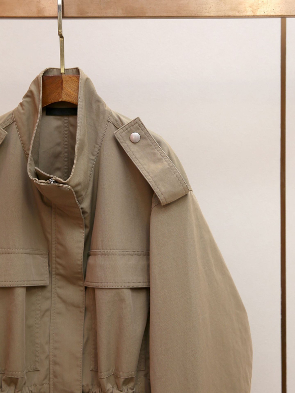 Női windbreaker dzseki álló gallérral, húzózsinórral és cipzáras záródással — poliészker, lazán szabott