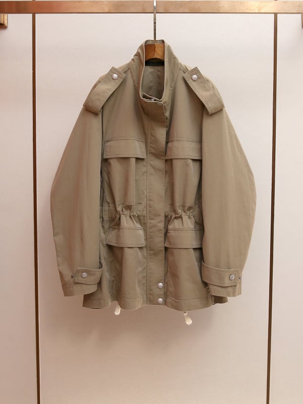 Női windbreaker dzseki álló gallérral, húzózsinórral és cipzáras záródással — poliészker, lazán szabott