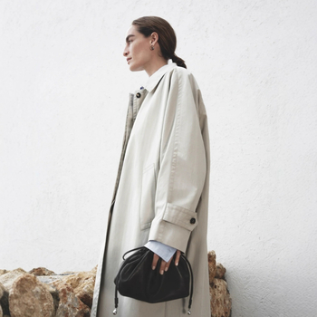 Ženska windbreaker jakna s 70-80% pamuka i 30-50% najlona, srednja debljina, slobodan kroj, dugi rukavi