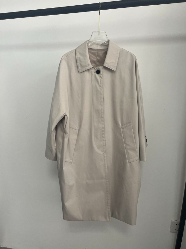 Ženska windbreaker jakna s 70-80% pamuka i 30-50% najlona, srednja debljina, slobodan kroj, dugi rukavi