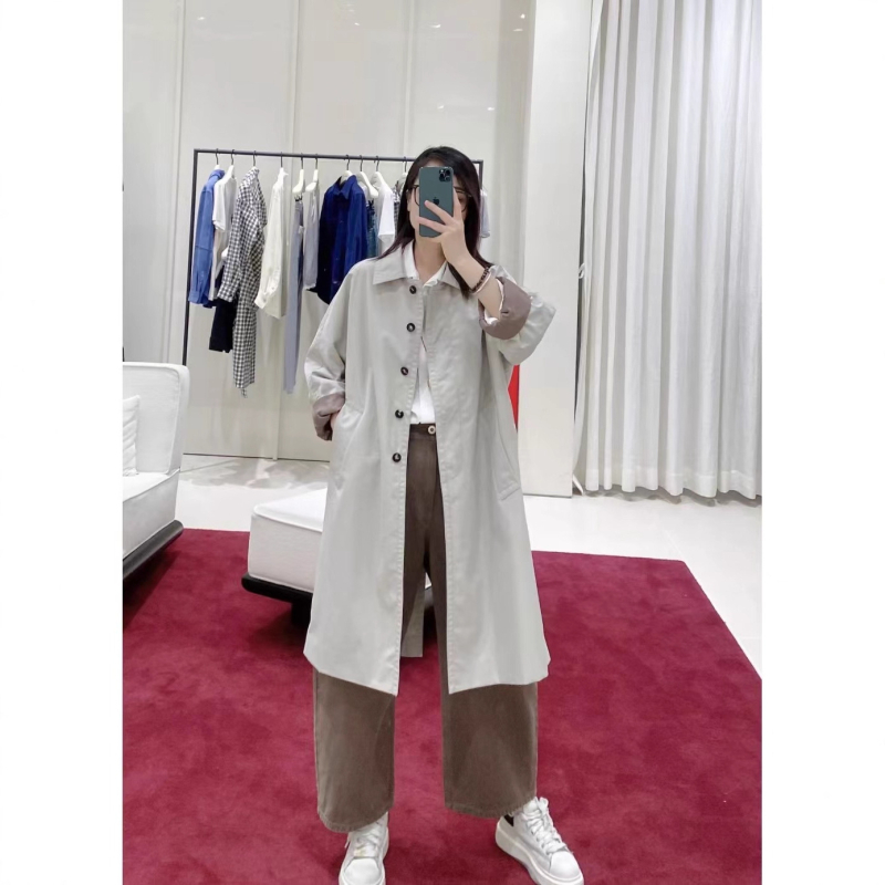 Ženska windbreaker jakna s 70-80% pamuka i 30-50% najlona, srednja debljina, slobodan kroj, dugi rukavi