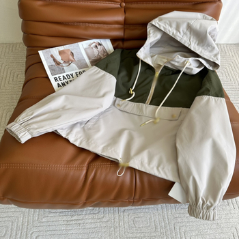 Kratka windbreaker jakna s kapuljačom, dizajn usklađenih boja, poliester, tanak materijal, dugi rukavi, pulover stil
