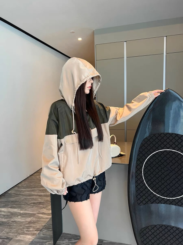 Kratka windbreaker jakna s kapuljačom, dizajn usklađenih boja, poliester, tanak materijal, dugi rukavi, pulover stil
