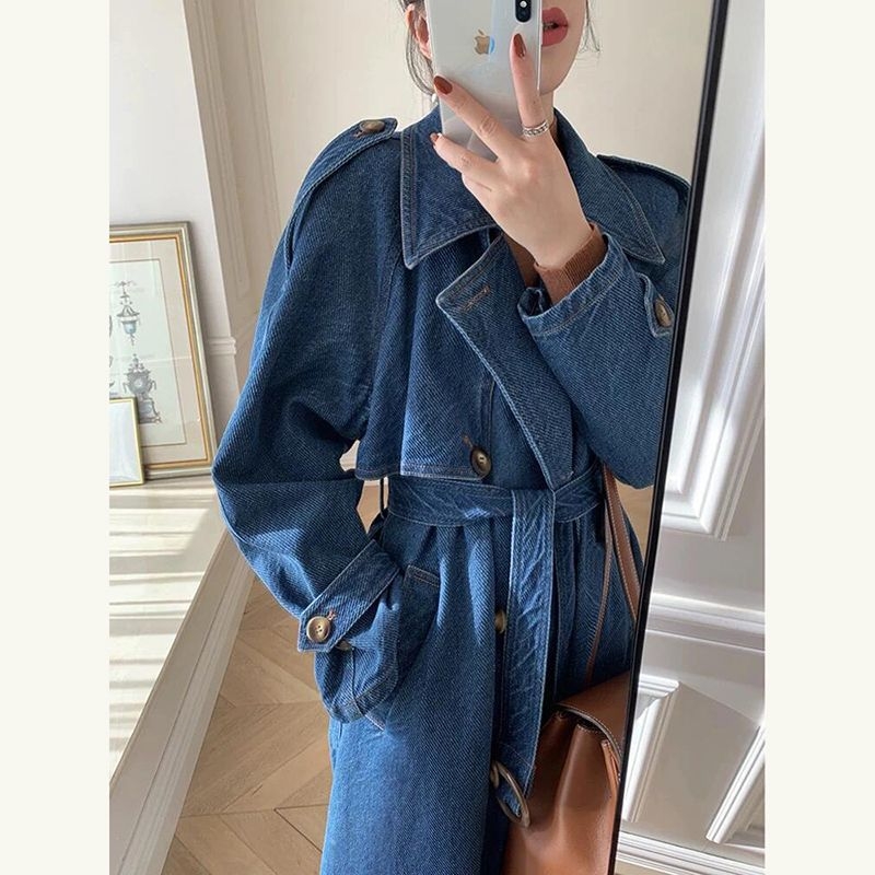 Ženski denim windbreaker kaput srednje dužine, proljeće–jesen 2025, retro britanski stil, naglašava struk, do koljena
