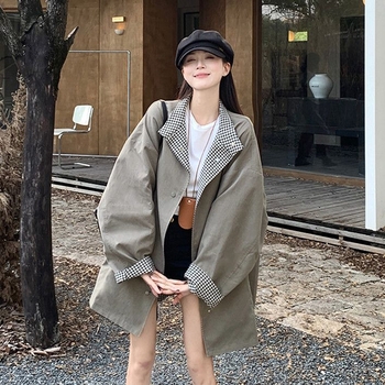 Geacă reversibilă tip windbreaker pentru femei, lungime medie, croială în A, guler înalt, fermoar, mâneci lungi; material chenille cu 50–70% elastan; Primăvara 2025