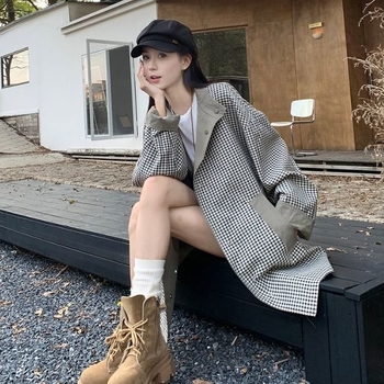 Geacă reversibilă tip windbreaker pentru femei, lungime medie, croială în A, guler înalt, fermoar, mâneci lungi; material chenille cu 50–70% elastan; Primăvara 2025