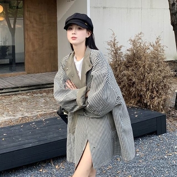 Geacă reversibilă tip windbreaker pentru femei, lungime medie, croială în A, guler înalt, fermoar, mâneci lungi; material chenille cu 50–70% elastan; Primăvara 2025