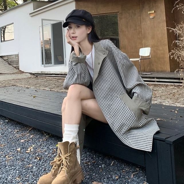 Geacă reversibilă tip windbreaker pentru femei, lungime medie, croială în A, guler înalt, fermoar, mâneci lungi; material chenille cu 50–70% elastan; Primăvara 2025