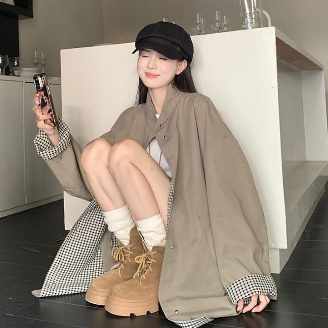 Geacă reversibilă tip windbreaker pentru femei, lungime medie, croială în A, guler înalt, fermoar, mâneci lungi; material chenille cu 50–70% elastan; Primăvara 2025