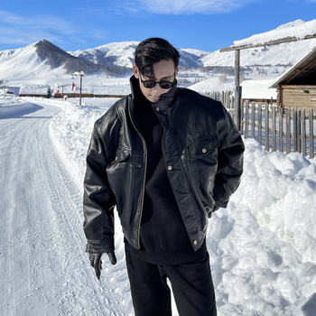 Muška jakna u motociklističkom stilu sa stojećim ovratnikom, jednostruko kopčanje, bočne džepove, zimski model, opušten kroj