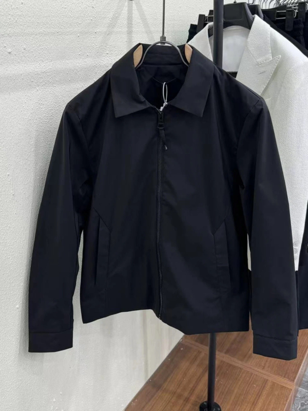 Muško sako s reverom za jesen – poslovni casual stil, svestran modni trend