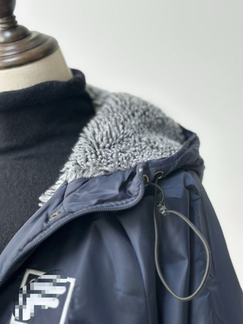 QC7812 – Dámska mikina fleece s kapucňou, hrubý materiál, dlhé rukávy, zips, stredná dĺžka (Dlhé rukávy, Zips, Stredná dĺžka, Okrúhly výstrih)