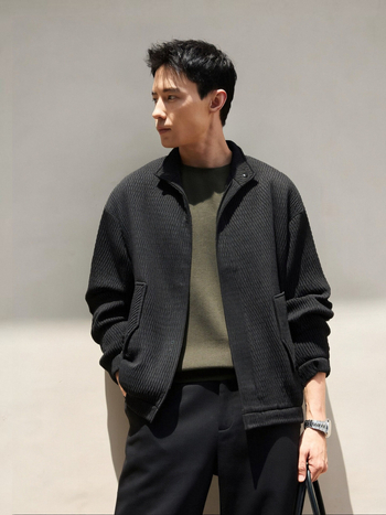 Sacou cu fermoar, exterior nylon 100%, căptușeală poliester, croi lejer