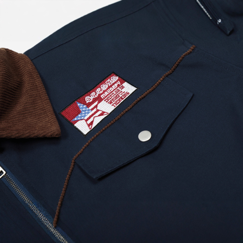 Jakna s izvezom zastave i kontrastnim ovratnikom, širok kroj, jednostruko kopčanje, jesen 2025