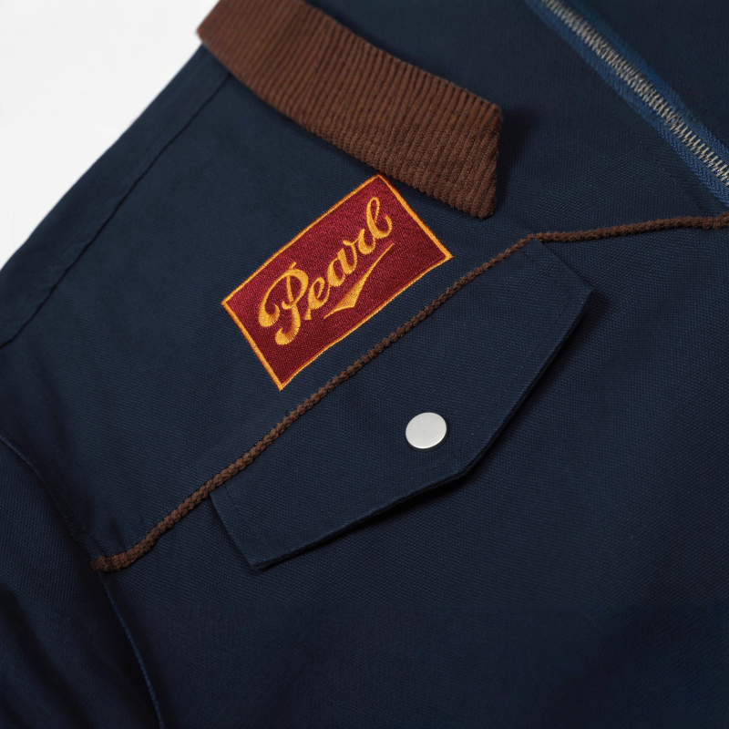 Jakna s izvezom zastave i kontrastnim ovratnikom, širok kroj, jednostruko kopčanje, jesen 2025