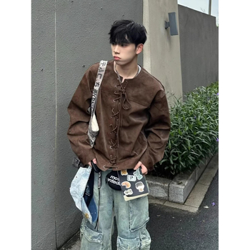 Jachetă de piele cu rever, croială lejeră, închidere simplă cu nasturi, țesătură principală 90% poliester, căptușeală 90% poliester