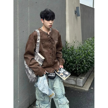 Jachetă de piele cu rever, croială lejeră, închidere simplă cu nasturi, țesătură principală 90% poliester, căptușeală 90% poliester