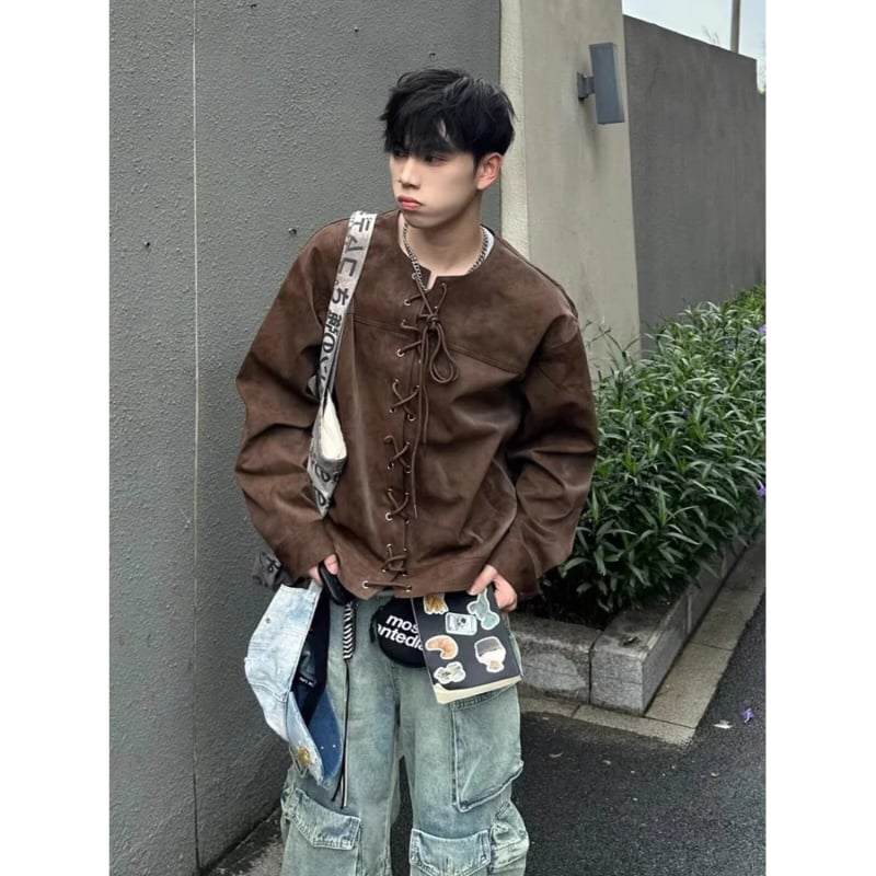 Jachetă de piele cu rever, croială lejeră, închidere simplă cu nasturi, țesătură principală 90% poliester, căptușeală 90% poliester