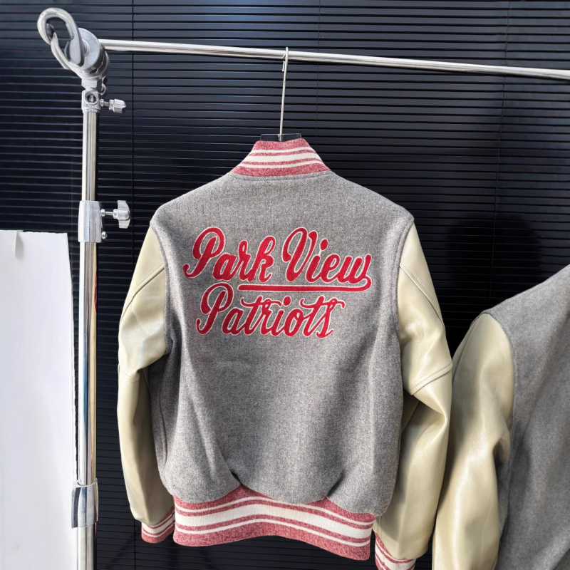 Bolick gyapjú kabát álló gallérral, egyrészes zárás, fő anyag poliészter, bélés poliészter, utcai divat tavasz-ősz