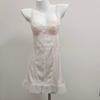 Nėrinių naktinukas su plonomis petnešėlėmis – be rankovių, V formos iškirptė, lengvas dirbtinės šilko audinys (80–90% poliesterio, trumpas ilgis)