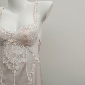 Nėrinių naktinukas su plonomis petnešėlėmis – be rankovių, V formos iškirptė, lengvas dirbtinės šilko audinys (80–90% poliesterio, trumpas ilgis)