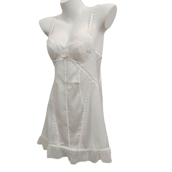 Nėrinių naktinukas su plonomis petnešėlėmis – be rankovių, V formos iškirptė, lengvas dirbtinės šilko audinys (80–90% poliesterio, trumpas ilgis)