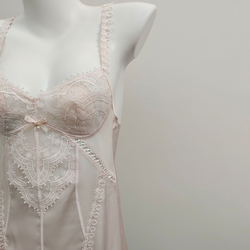 Nėrinių naktinukas su plonomis petnešėlėmis – be rankovių, V formos iškirptė, lengvas dirbtinės šilko audinys (80–90% poliesterio, trumpas ilgis)