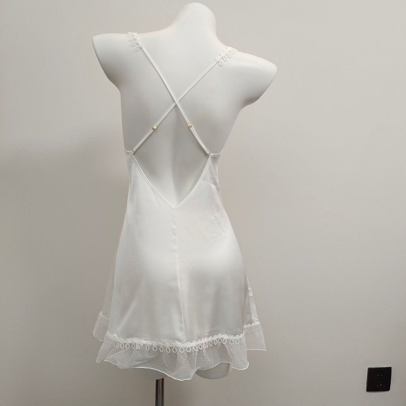 Nėrinių naktinukas su plonomis petnešėlėmis – be rankovių, V formos iškirptė, lengvas dirbtinės šilko audinys (80–90% poliesterio, trumpas ilgis)