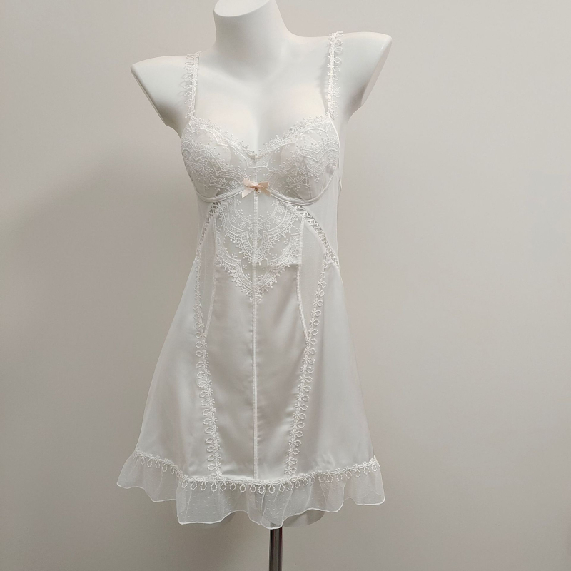 Nėrinių naktinukas su plonomis petnešėlėmis – be rankovių, V formos iškirptė, lengvas dirbtinės šilko audinys (80–90% poliesterio, trumpas ilgis)