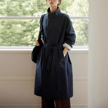 Pamukeni trench coat sa stojećim ovratnikom, srednja duljina, jednobojan, opuštenog kroja, dugi rukavi (Materijal: pamuk; Uzorak: jednobojan; Debljina: srednja; Duljina: srednja; Ovratnik: stojeći; Rukavi: dugi)
