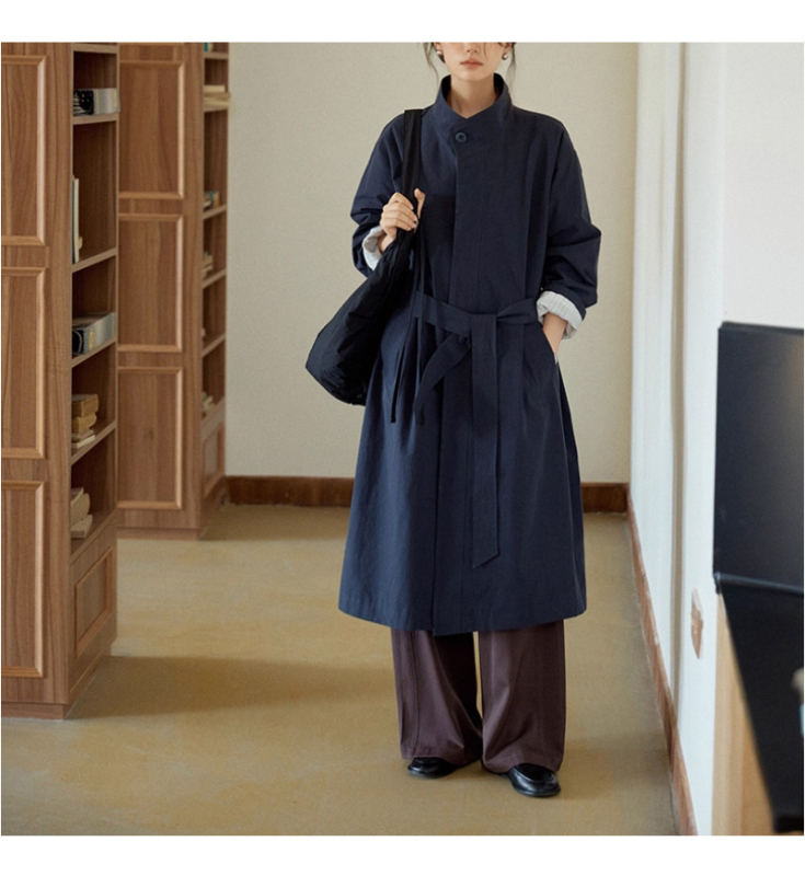Pamukeni trench coat sa stojećim ovratnikom, srednja duljina, jednobojan, opuštenog kroja, dugi rukavi (Materijal: pamuk; Uzorak: jednobojan; Debljina: srednja; Duljina: srednja; Ovratnik: stojeći; Rukavi: dugi)