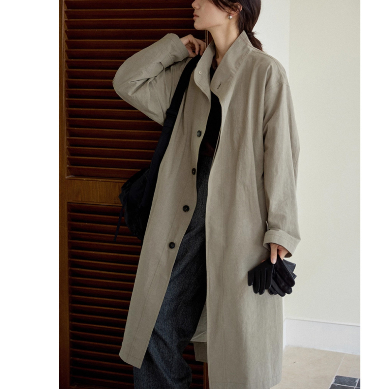 Pamukeni trench coat sa stojećim ovratnikom, srednja duljina, jednobojan, opuštenog kroja, dugi rukavi (Materijal: pamuk; Uzorak: jednobojan; Debljina: srednja; Duljina: srednja; Ovratnik: stojeći; Rukavi: dugi)