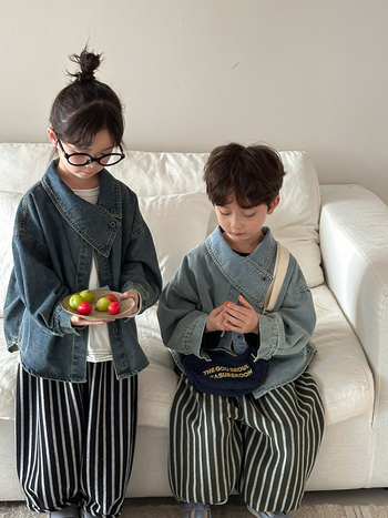 Bluză-jachetă din denim pentru copii, lungi mânecile, croială lejeră, închidere cu nasturi, finisaj moale