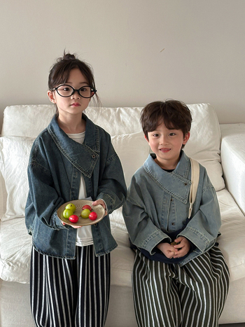 Bluză-jachetă din denim pentru copii, lungi mânecile, croială lejeră, închidere cu nasturi, finisaj moale