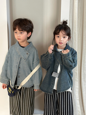 Bluză-jachetă din denim pentru copii, lungi mânecile, croială lejeră, închidere cu nasturi, finisaj moale