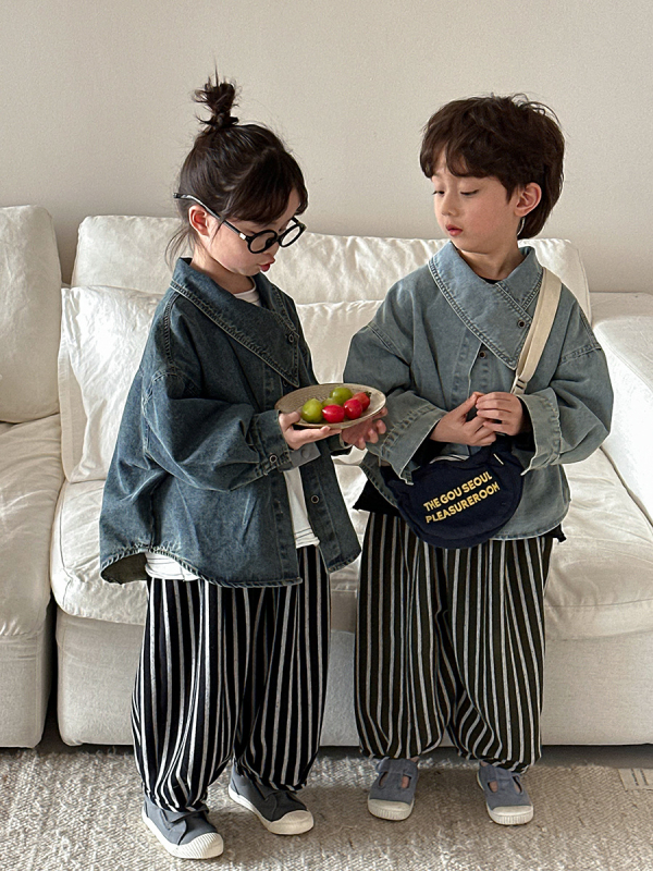 Bluză-jachetă din denim pentru copii, lungi mânecile, croială lejeră, închidere cu nasturi, finisaj moale